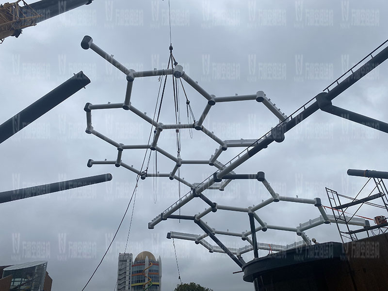 樂清鐵定溜溜樂園膜結構工程商業(yè)街網殼吊裝中