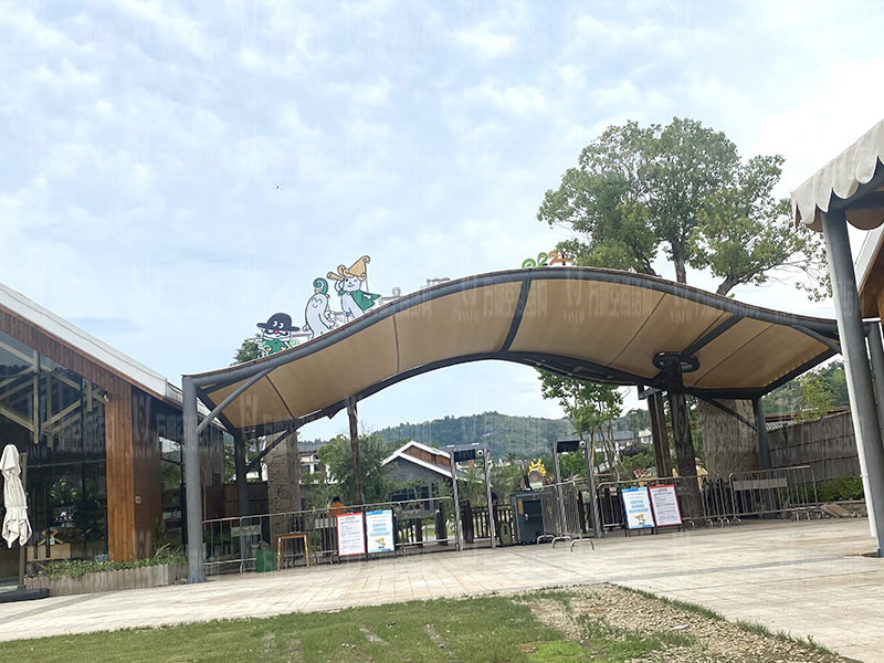 樂清鐵定溜溜樂園膜結構工程商業(yè)街網殼吊裝中