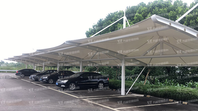 張拉膜車棚造價(jià)和哪些因素有關(guān)？降低張拉膜車棚造價(jià)的方法有哪些？